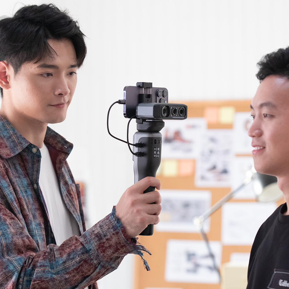 High-precision 3d scanner 3DMakerpro Moose featuring AI visual tracking for detailed 24-bit color face scanning.